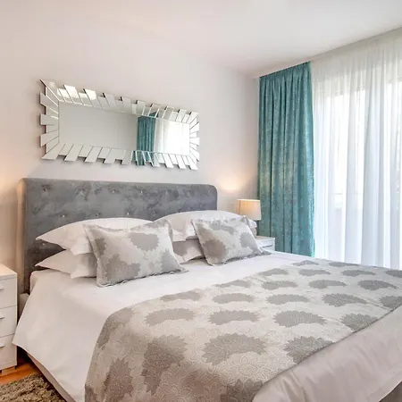 Апартаменти Penthouse With Terrace And Hot Tub - Ivan *